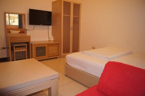 Double Room (203) | Desk, blackout drapes, soundproofing, free WiFi