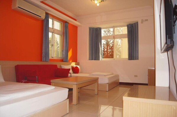 Quadruple Room (201) | Desk, blackout drapes, soundproofing, free WiFi - Penghu Le You You Homestay (Magong)