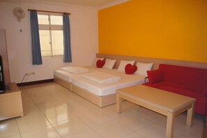 Quadruple Room (301) | Desk, blackout drapes, soundproofing, free WiFi