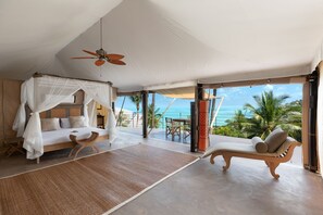 Tented Villa | 客房內保險箱、書桌、筆電工作空間、遮光布/窗簾