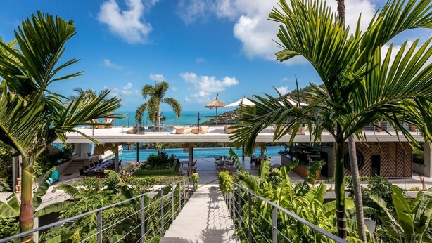 A resort with a pool, palm trees, and a clear blue sky. - Kapuhala (Koh Samui)