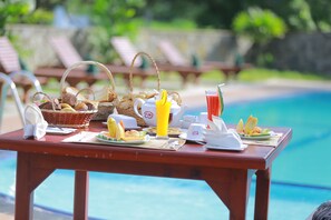 Outdoor pool - A Luxury Resort Near Udawalawe National Park (Godakawela)