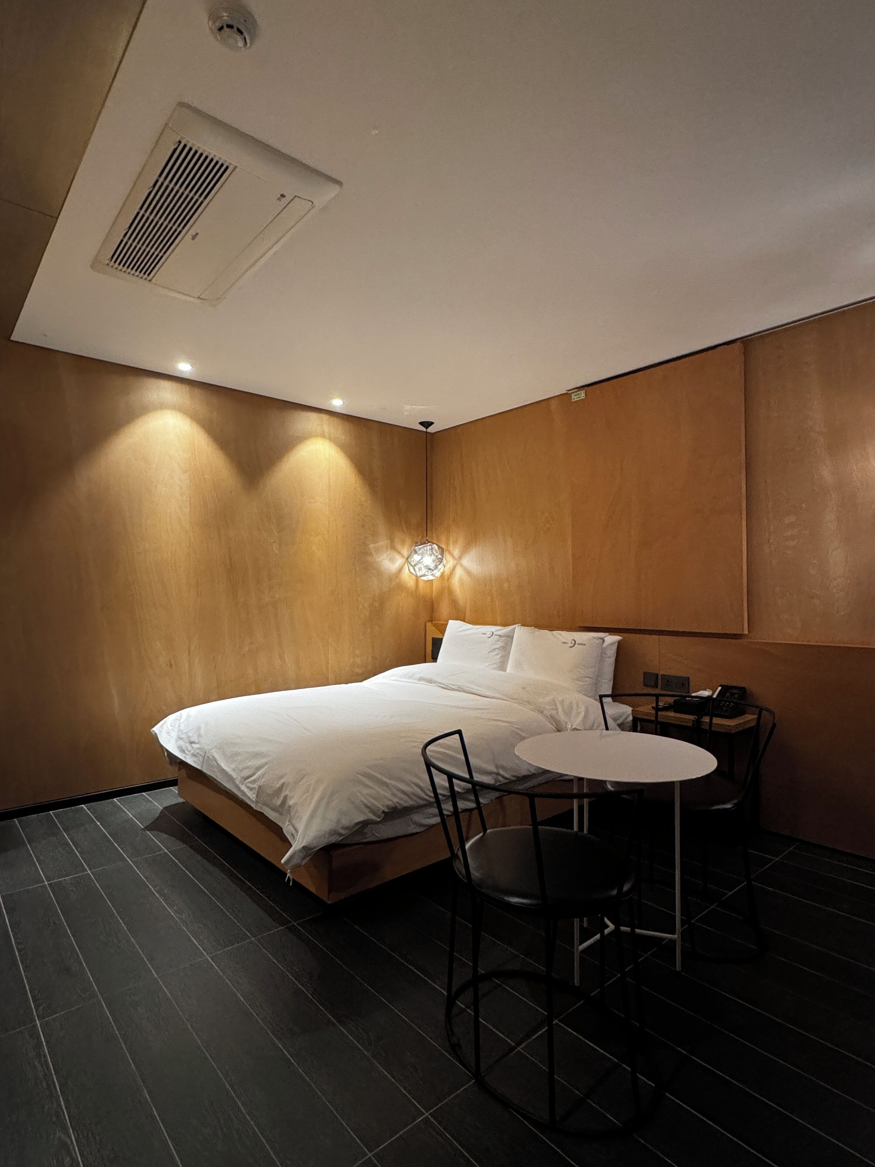 deluxe room | free wifi, bed sheets