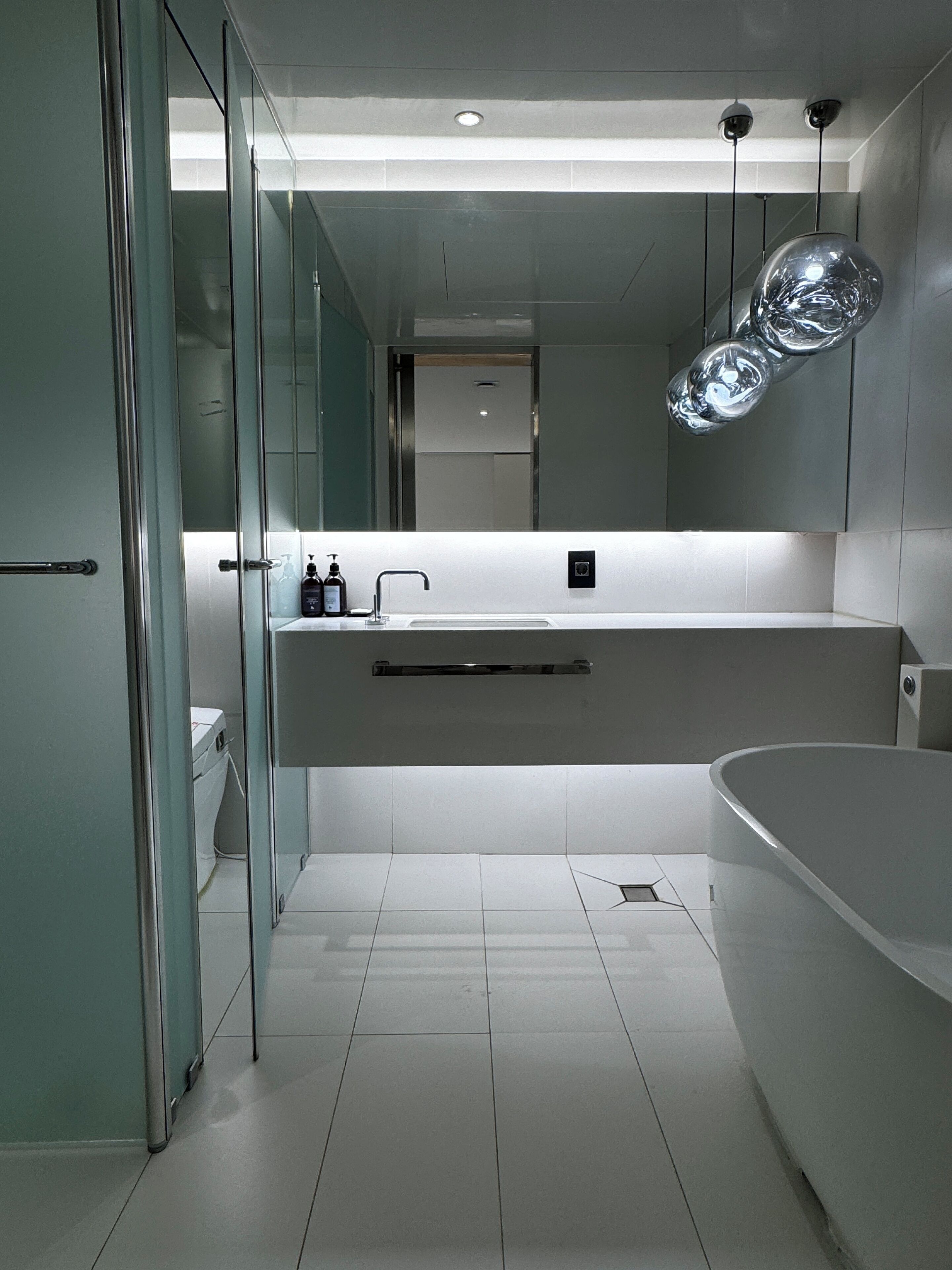 deluxe room | bathroom | separate bathtub and shower, free toiletries, hair dryer, slippers