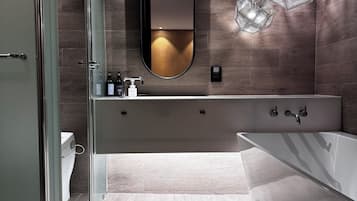 Deluxe Room | Bathroom | Separate tub and shower, free toiletries, hair dryer, slippers