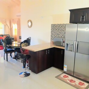 Kylskåp, mikrovågsugn, ugn och spishäll