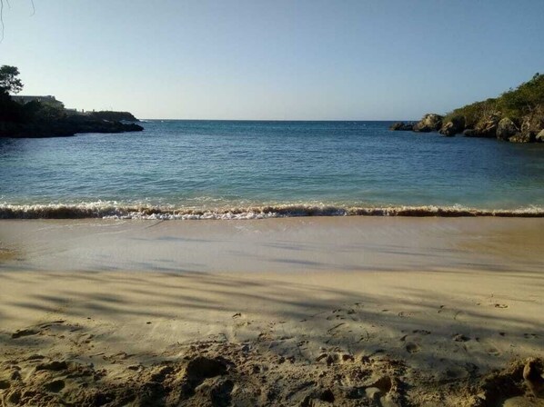 Nära stranden, transport till/från stranden och parasoller