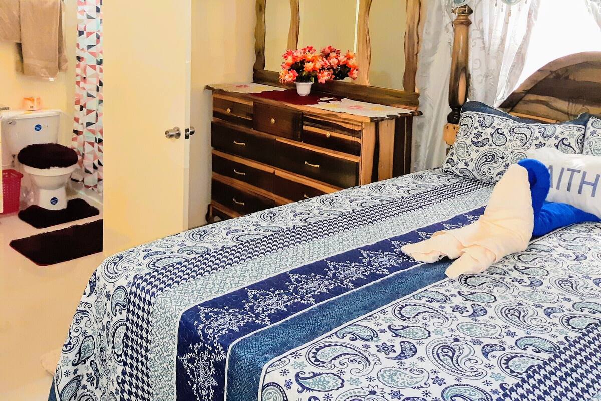 أغطية فراش متميزة وألحفة محشوة بالريش ومساحة عمل للكمبيوتر المحمول