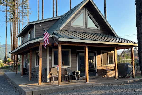 The Den at Detroit Lake