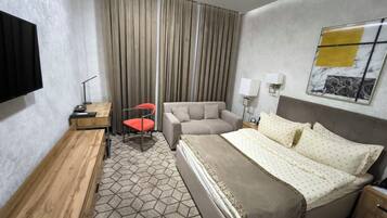 Ylelliset vuodevaatteet, tallelokero huoneessa, työpöytä