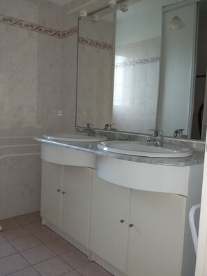 Shower, towels