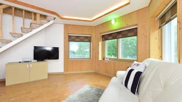 Room (Unique) | Living area | Flat-screen TV, heated floors