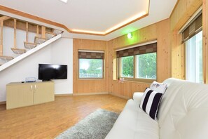 Room (Unique) | Living area | Flat-screen TV, heated floors - Camel Pension (Gapyeong)