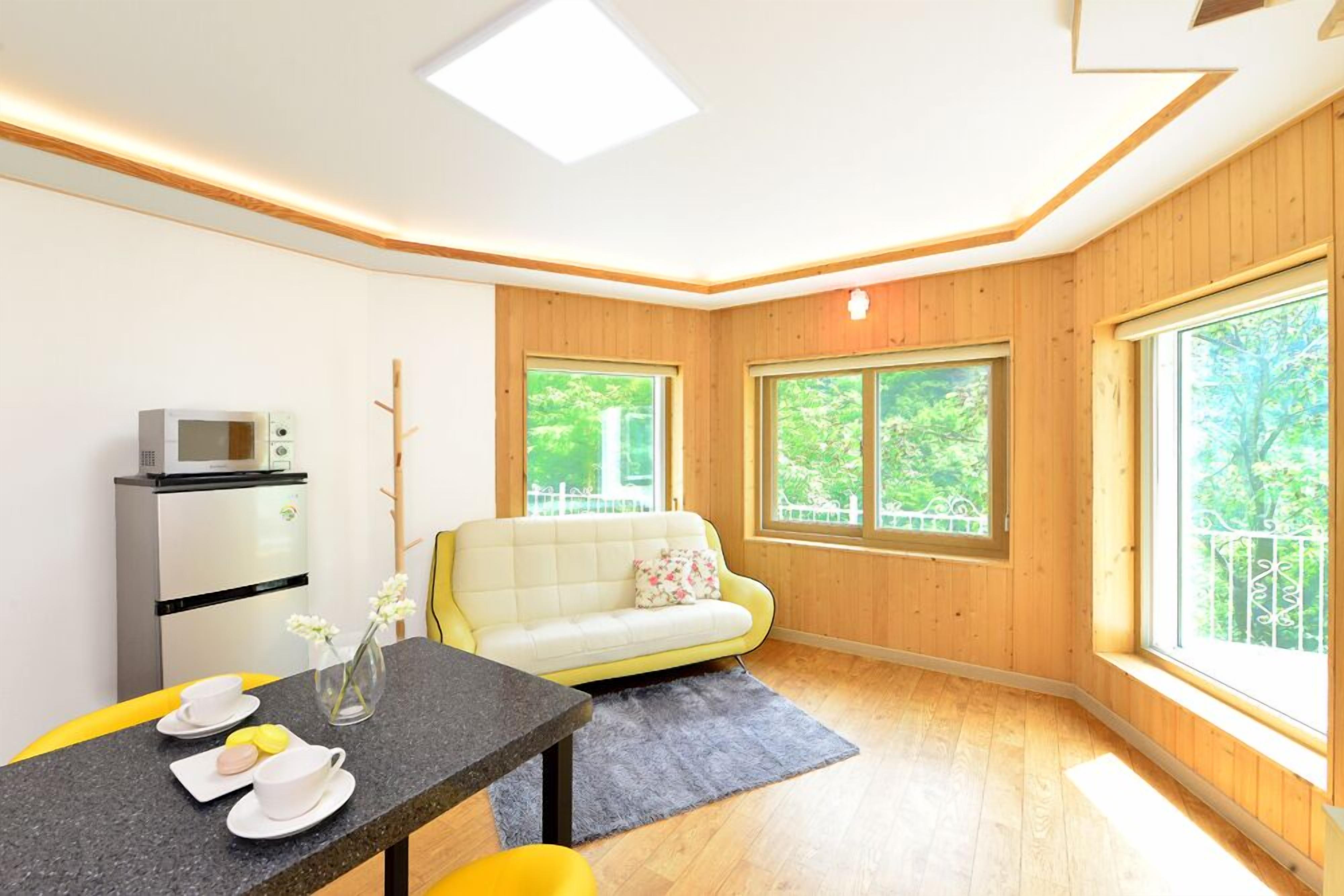 Room (Shiny) | Living area | Flat-screen TV, heated floors