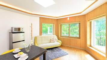 Room (Shiny) | Living area | Flat-screen TV, heated floors