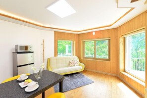 Room (Shiny) | Living area | Flat-screen TV, heated floors - Camel Pension (Gapyeong)