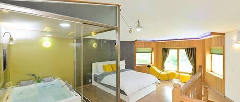 Room (Shiny) | 1 bedroom, free WiFi