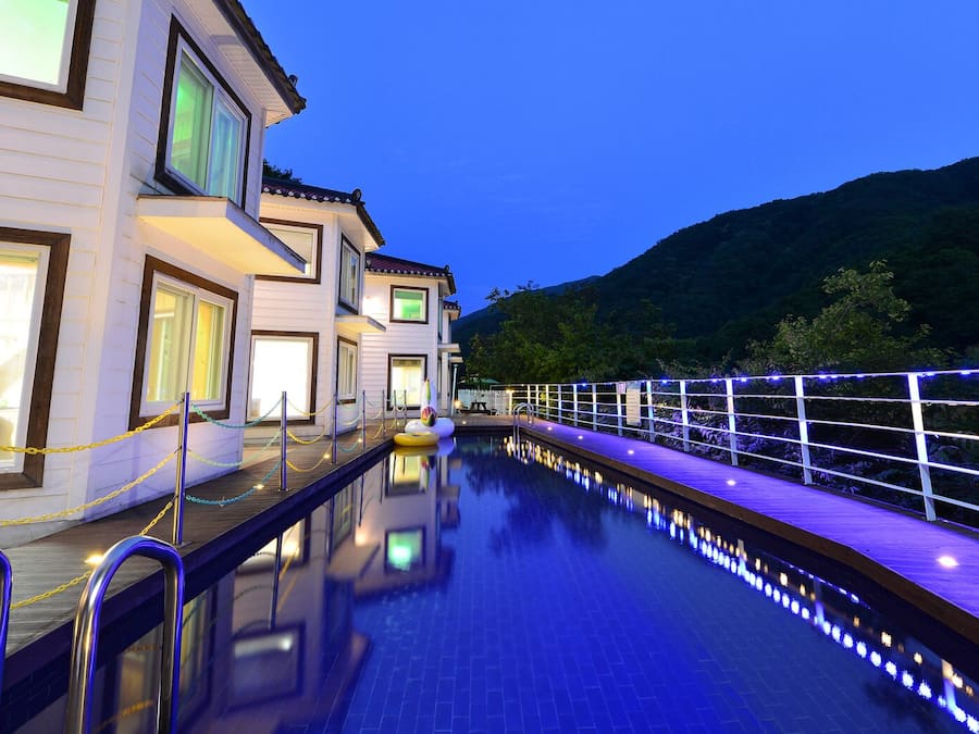 Een seizoensgebonden buitenzwembad