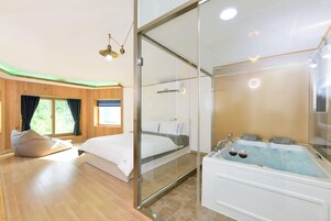 Room (Unique) | 1 bedroom, free WiFi