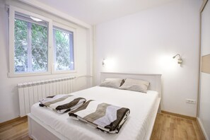 2 bedrooms, iron/ironing board, WiFi, bed sheets - Living is easy in this impressive, one of akind condo located in bohemic street (Stari Grad)