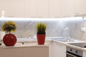 Een koelkast, een magnetron, een oven, een koffiezetapparaat/waterkoker