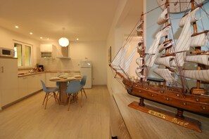 Een koelkast, een microgolfoven, een kookplaat, een vaatwasser