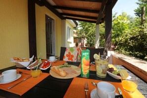 تناول الطعام بالخارج