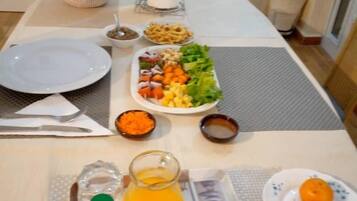 Breakfast, lunch, dinner served; local and international cuisine