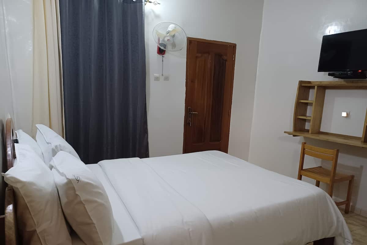 3 bedrooms, individually decorated, individually furnished, desk