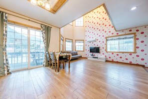 Habitación (A-9 Sharman Amoor) | Área de sala de estar | Televisión de pantalla plana y piso con calefacción 