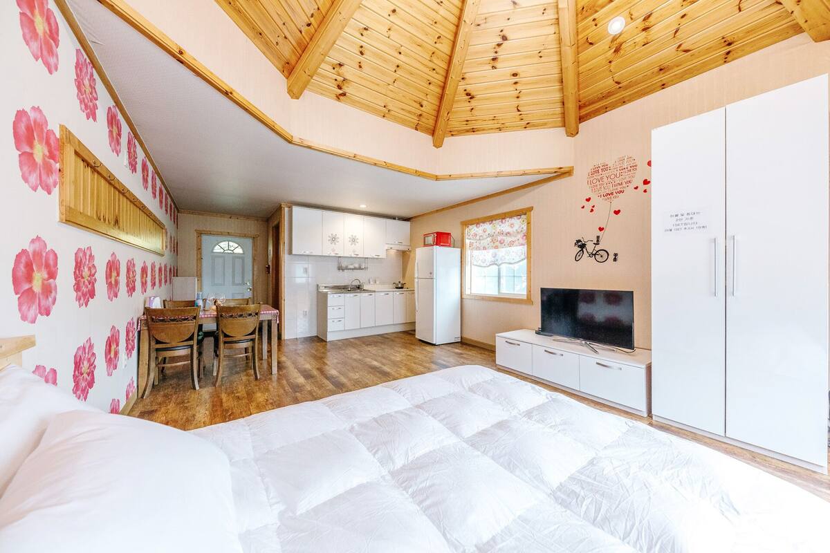 Room (A-9 Lantana) | Free WiFi