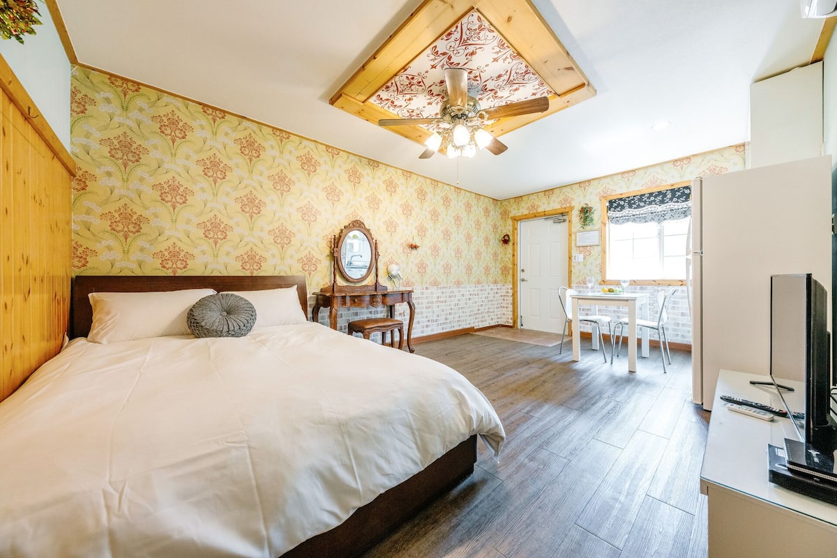 Room (B-1 Pengi Carnation) | 1 bedroom, free WiFi