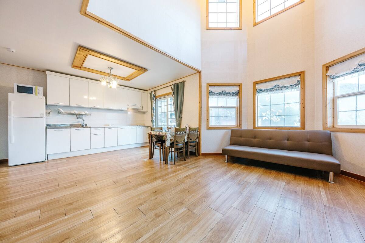 Room (A-9 Sharman Amoor) | Living area | Flat-screen TV, heated floors