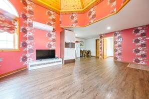 Room (B-5 Rose) | Living area