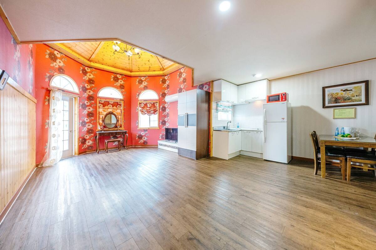 Room (B-5 Rose) | Living area | Flat-screen TV, heated floors