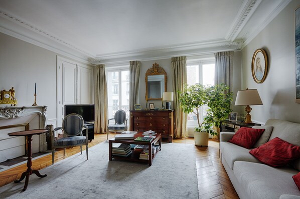 TV, fireplace, books - Suburban Peace in Neuilly-Sur-Seine, by Veeve (Paris)