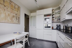 Kühlschrank, Mikrowelle, Ofen, Geschirrspüler