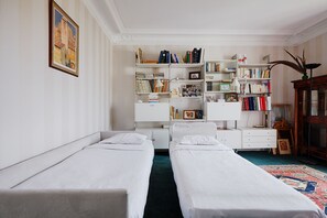 3 室のベッドルーム、デスク、WiFi、ベッドシーツ