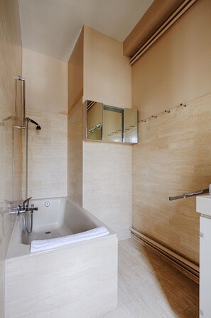 浴槽、ヘアドライヤー、タオル