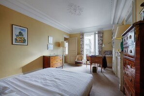 3 bedrooms, desk, WiFi, bed sheets