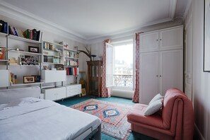 3 bedrooms, desk, WiFi, bed sheets