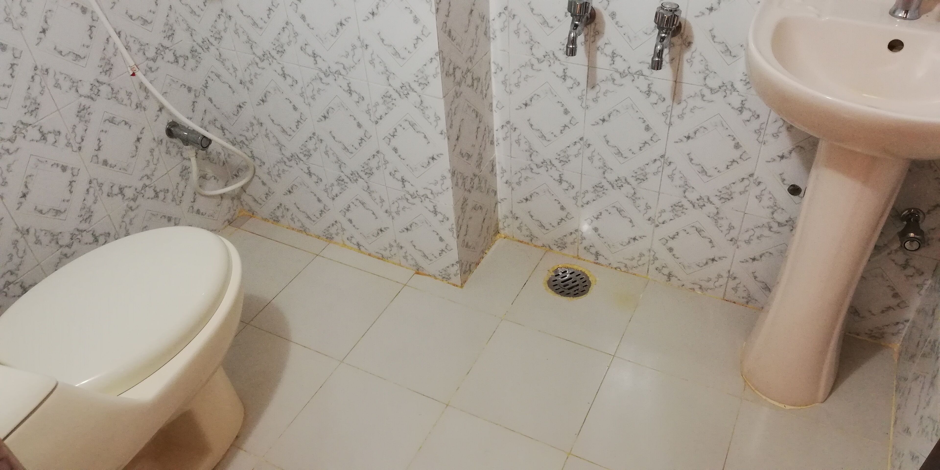 Ein Badezimmer mit Toilette, Waschbecken und Dusche.