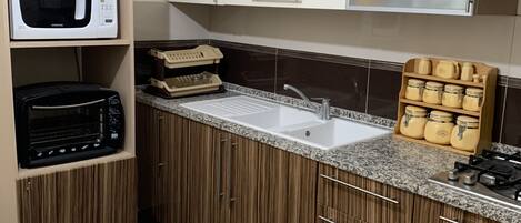 Microwave, dishwasher, coffee/tea maker, cookware/dishes/utensils