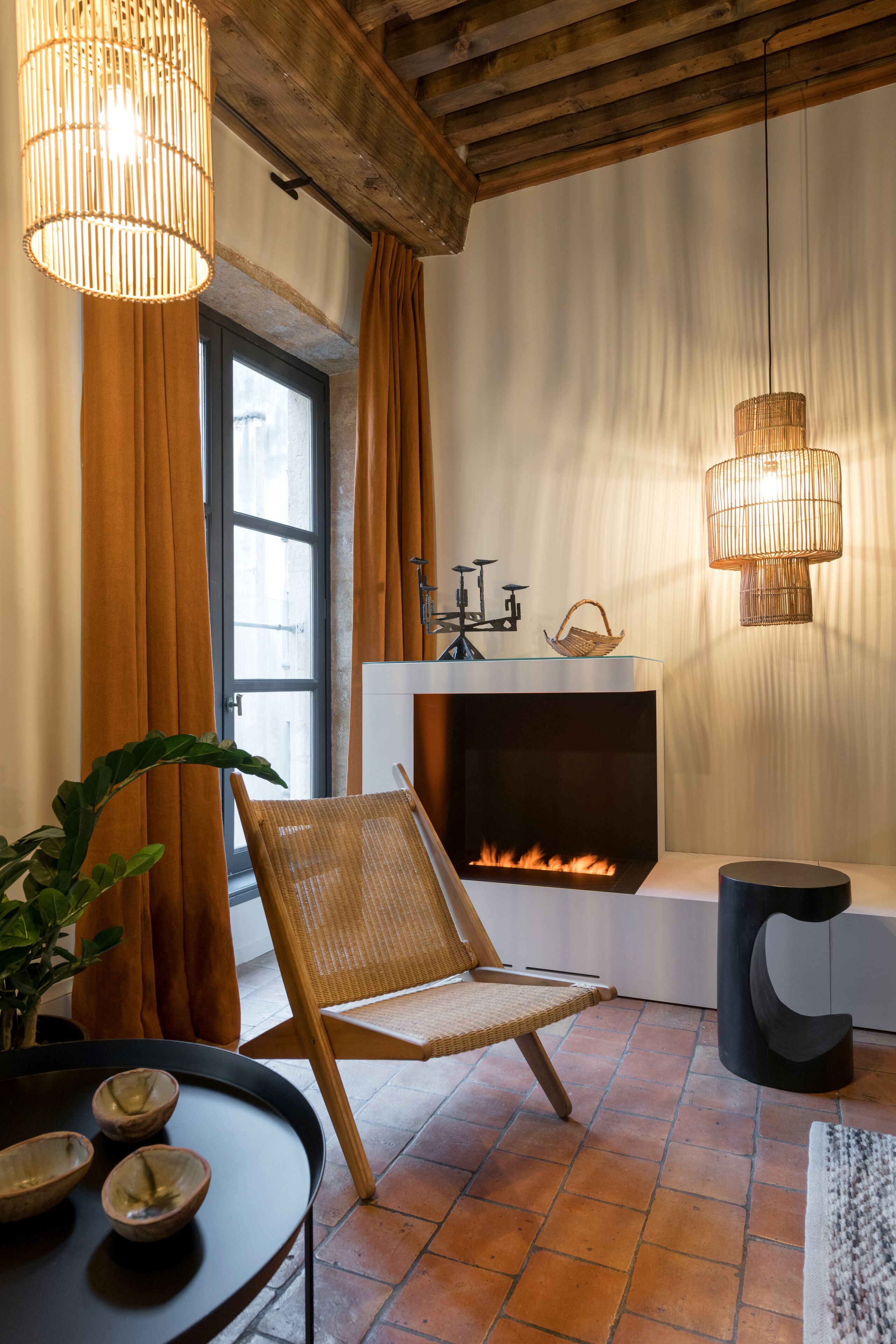 suite supérieure ocre, 22 rue du boeuf 69005 lyon | living area | flat-screen tv