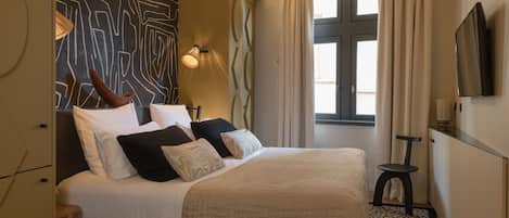 Junior Suite (Ebene) | Peralatan tempat tidur premium, bar mini, peti besi dalam bilik