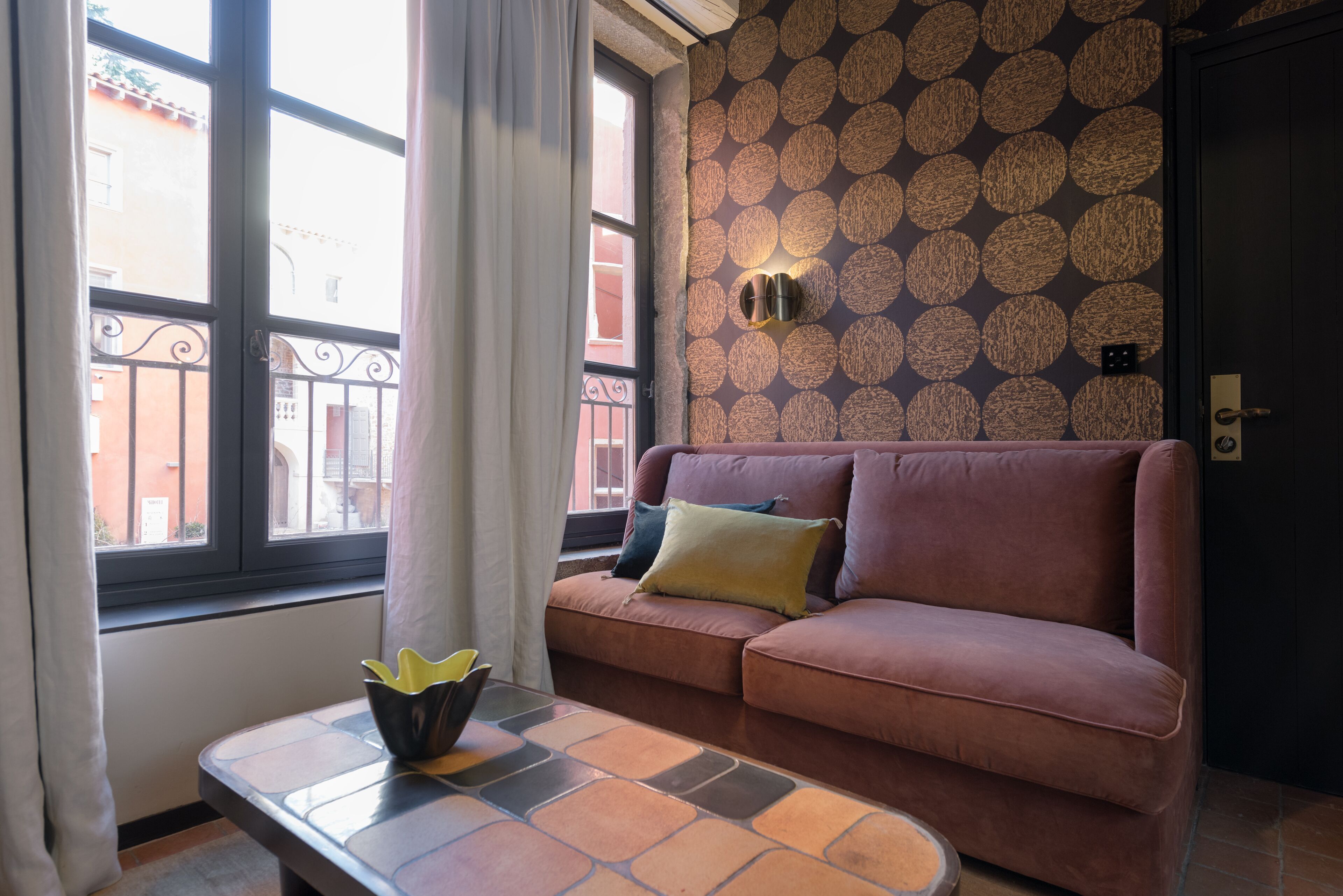 suite executive ambre, 22 rue du boeuf 69005 lyon | living room | flat-screen tv