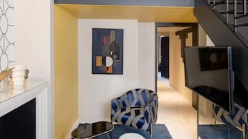 Suite Executive Bianca, 22 Rue du Boeuf 69005 Lyon | Living area | Flat-screen TV