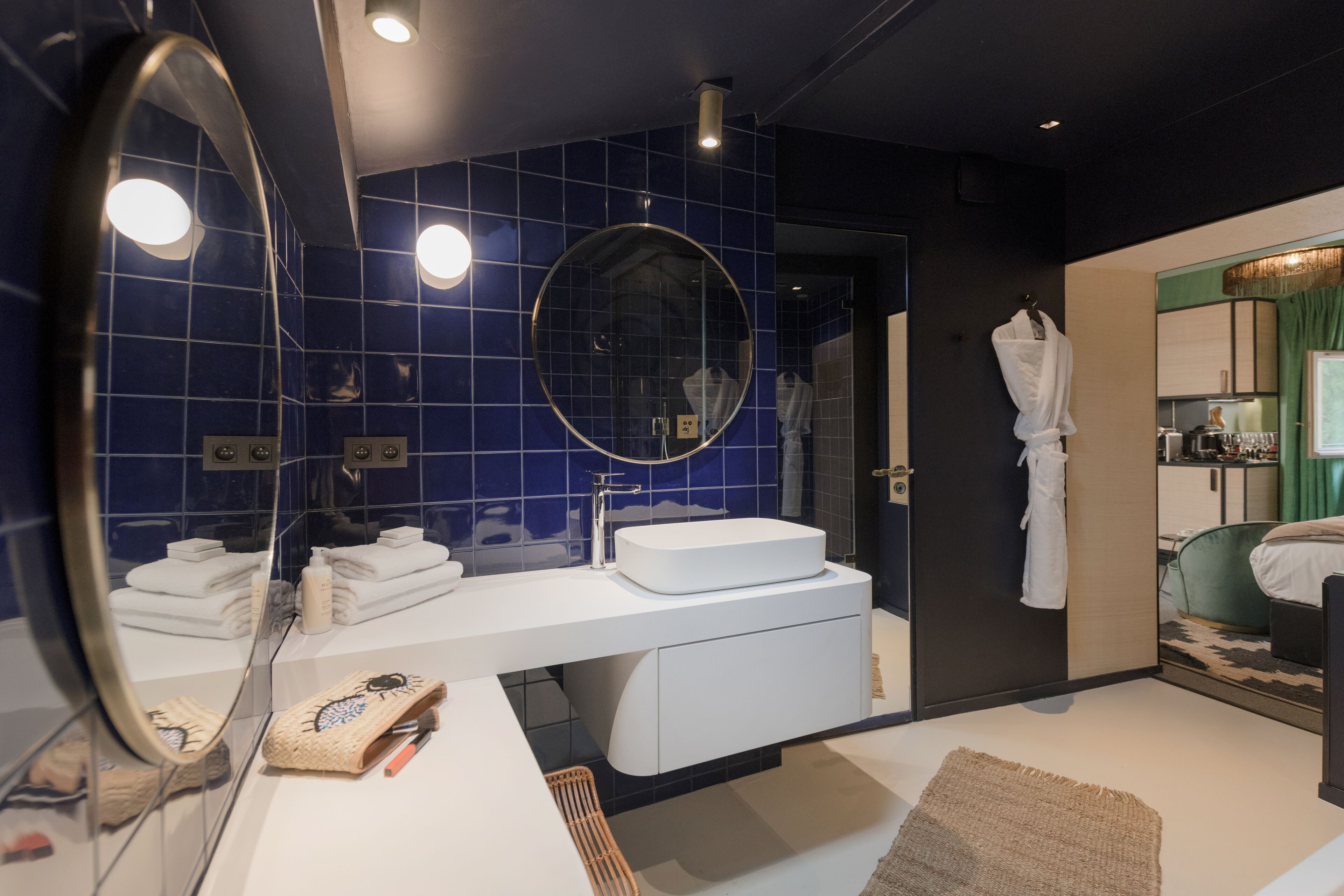 suite supérieure palma, 22 rue du boeuf 69005 lyon | bathroom | hair dryer, towels, soap, shampoo