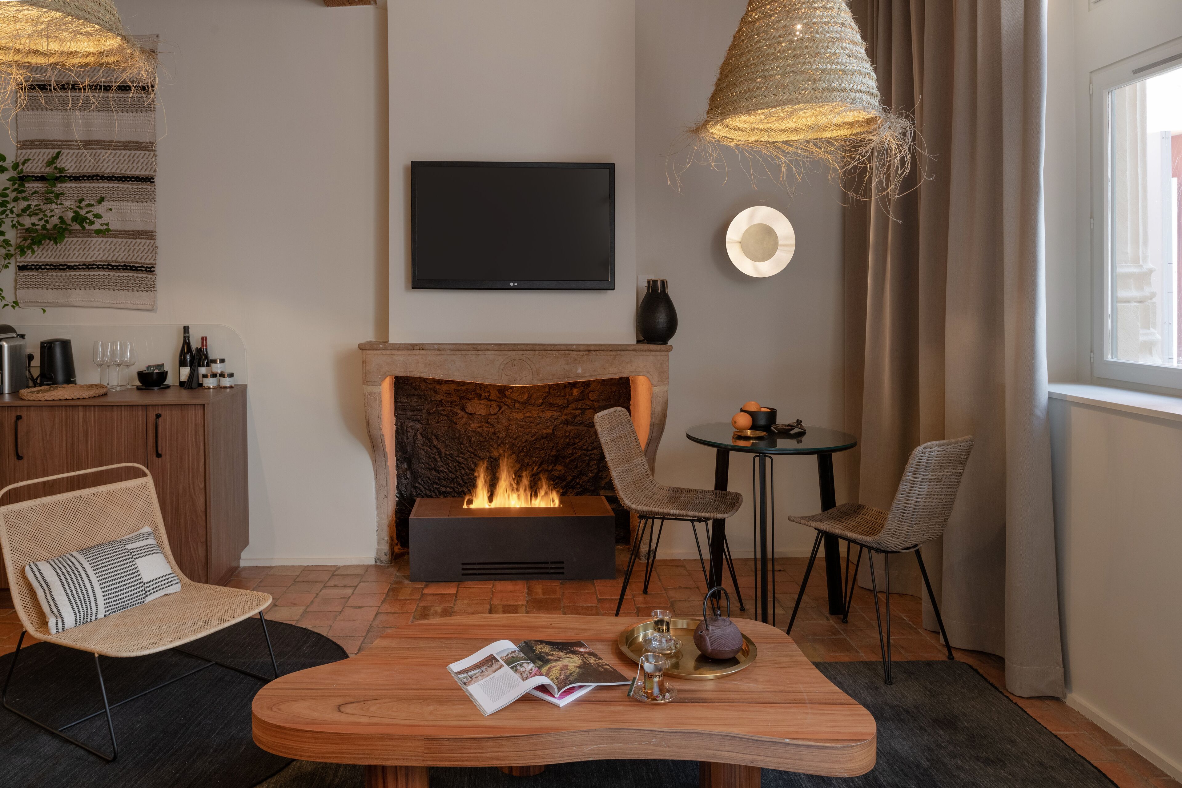 suite executive cobalt, 22 rue du boeuf, 69005 | living area | flat-screen tv