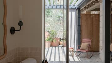 Suite Luxe Mia Stanza, 22 Rue du Boeuf | 浴室 | 吹风机、毛巾、肥皂、洗发水